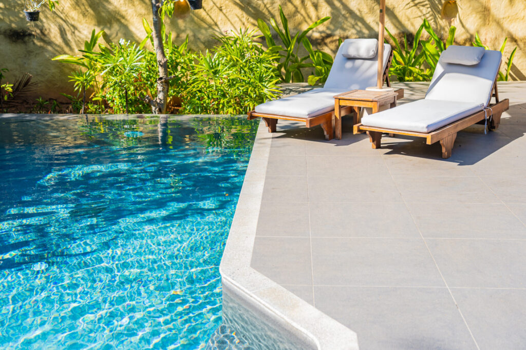 Umbrella,And,Chair,Around,Outdoor,Swimming,Pool,In,Resort,Hotel