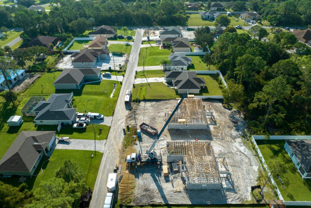 Professional,Builders,And,Crane,Truck,Working,On,Roof,Construction,Of